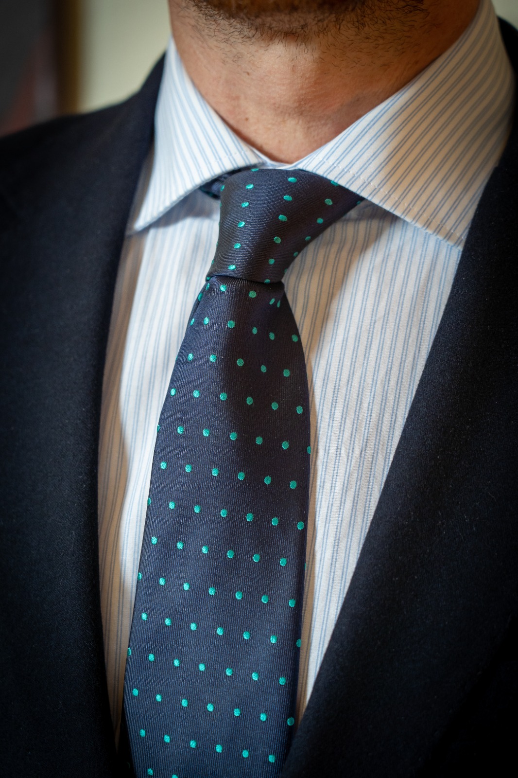 Detalle de una corbata Enreo puesta